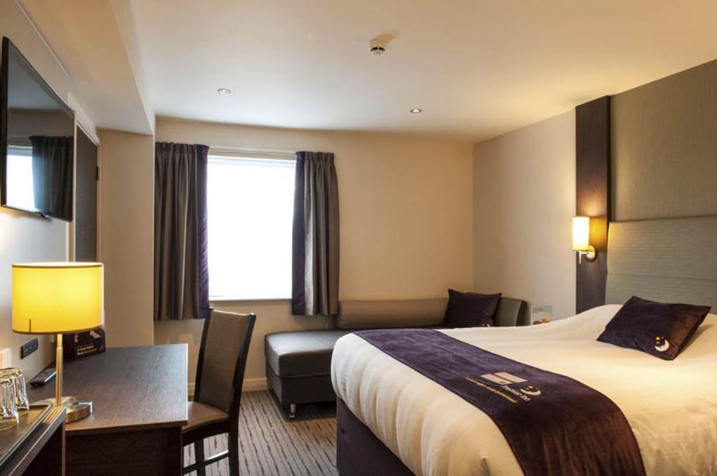 Premier Inn London Greenford الغرفة الصورة