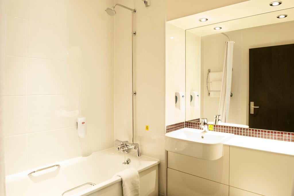 Premier Inn London Greenford الغرفة الصورة