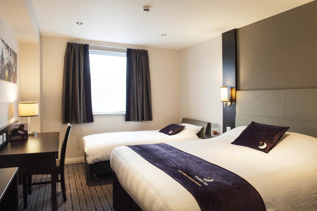 Premier Inn London Greenford الغرفة الصورة