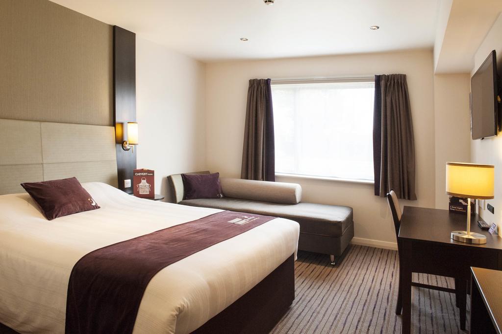 Premier Inn London Greenford الغرفة الصورة